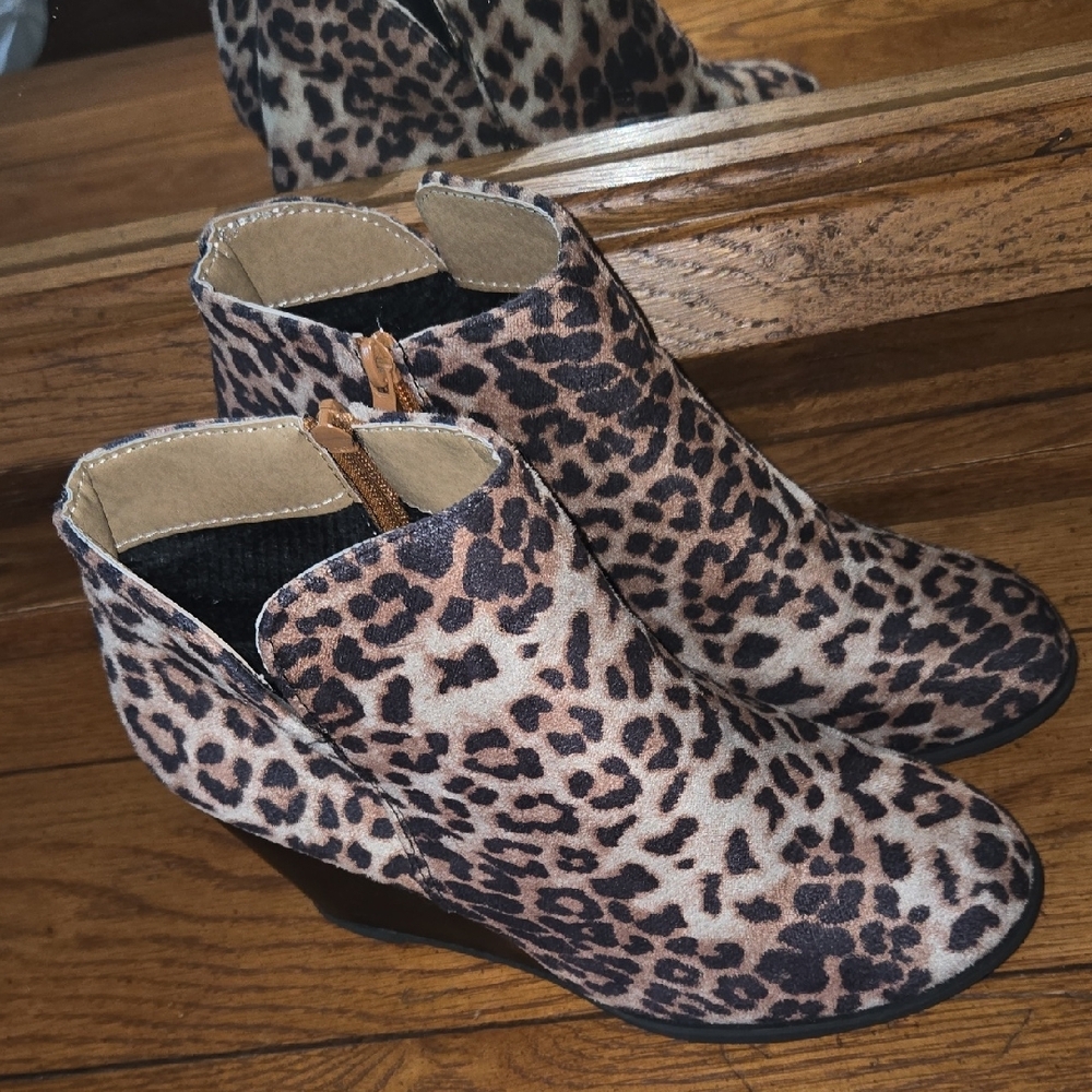 Stylish Brown and Black Ankle Boots with Low Heel